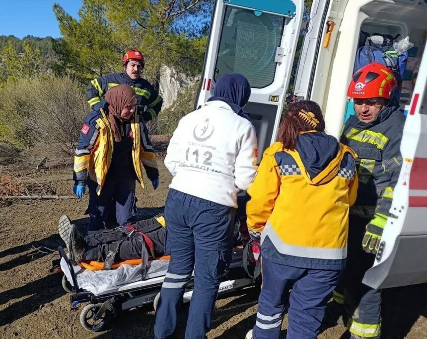 Denizli’de devrilen traktörün sürücüsü itfaiye tarafından kurtarıldı, hastaneye kaldırıldı.