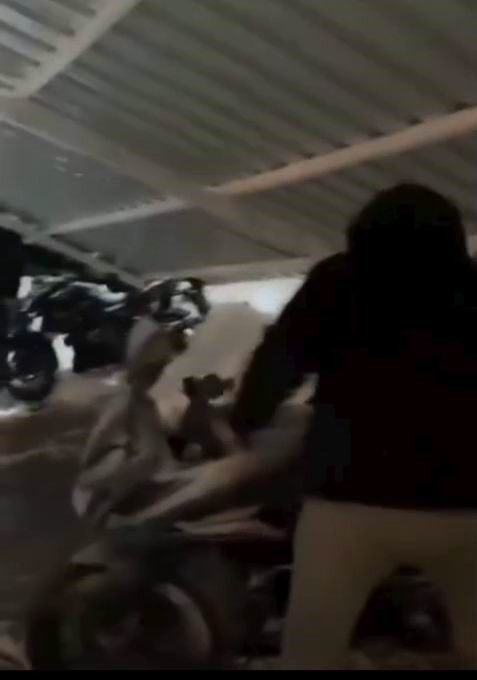 Diyarbakır’da 3 günlük kar yağışı sonrası Dicle Üniversitesi yurt otoparkının çatısı çöktü.