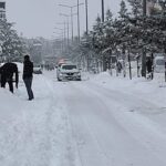 Diyarbakır’ın Dicle İlçesinde yoğun kar yağışı hayatı zorlaştırdı.