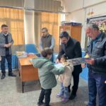 Dicle Kaymakamı Mustafa Atış ve Milli Eğitim Müdürü Karneleri Dağıttı