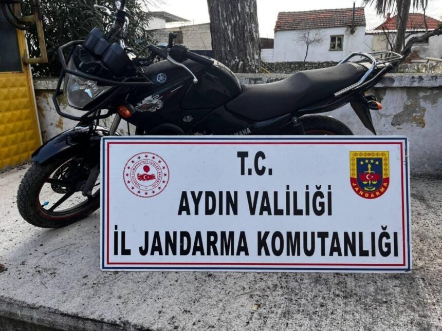 Didim’de 2019’da çalınan motosiklet 7 yıl sonra bulundu, iki şüpheli gözaltına alındı. Didim’de 2019’da çalınan motosiklet 7 yıl sonra bulundu, iki şüpheli gözaltına alındı.