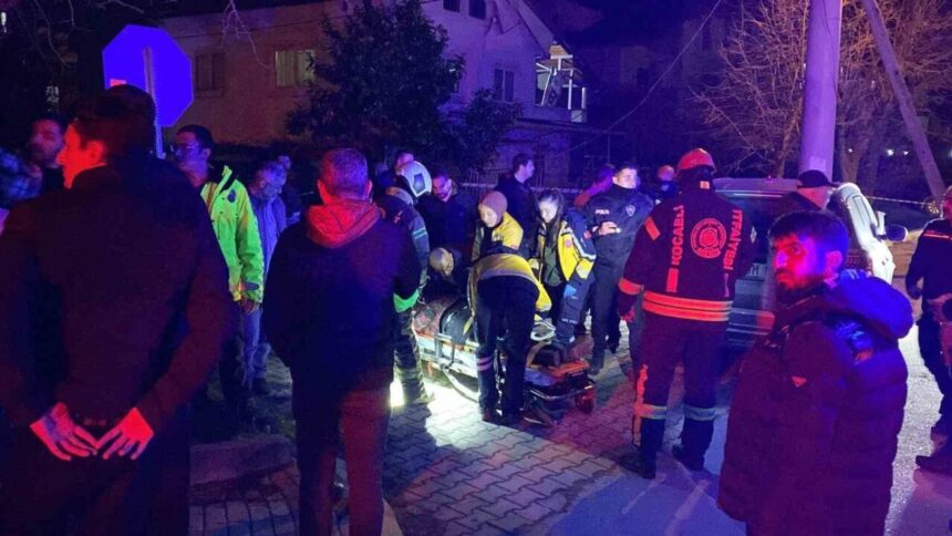 Kartepe’de direğe çarpan araç kullanılamaz hale geldi, yaralı sürücü hastaneye götürüldü. Kartepe’de direğe çarpan araç kullanılamaz hale geldi, yaralı sürücü hastaneye götürüldü.