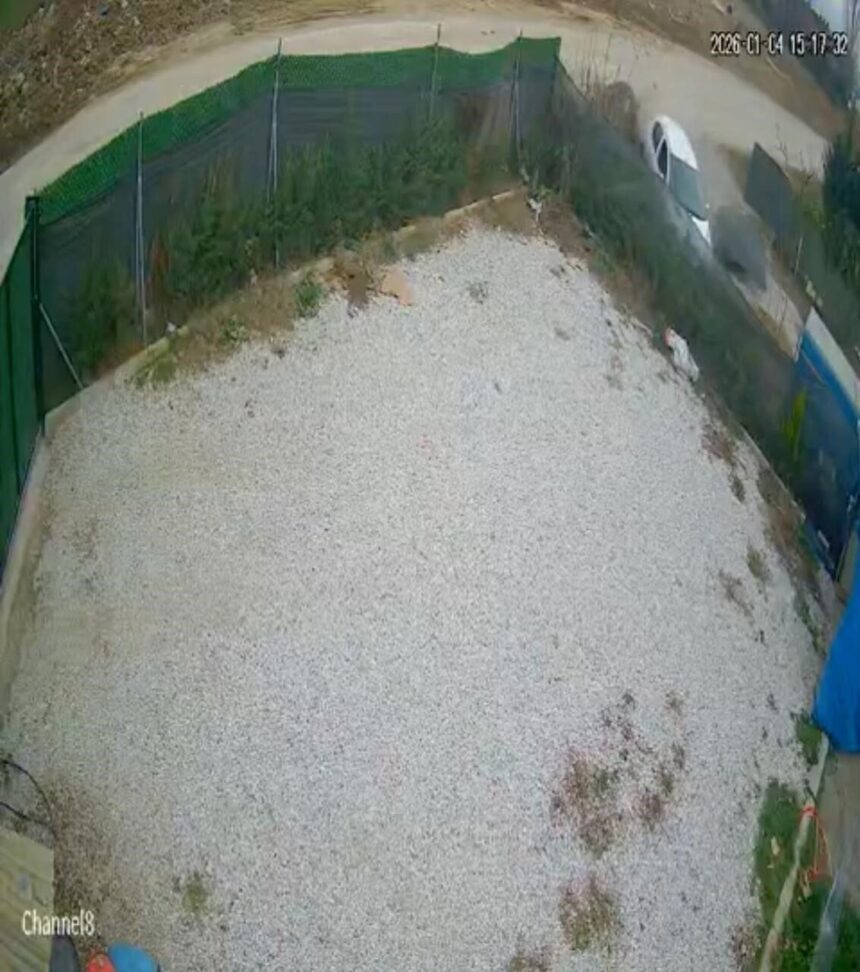 Bursa’da kaygan yolda direksiyon hakimiyetini kaybeden sürücü, hobi evinin bahçesine girdi.