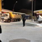 Diyadin’de yoğun kar yağışı sonrası belediye ekipleri karla mücadele çalışmaları yürütüyor.