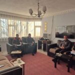 Diyadin’deki aile ziyaretlerinde veteriner hekimler, köy sakinleriyle bir araya geldi.