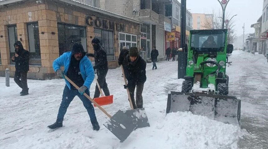Diyadin’de kar yağışı sonrası kapanan yollar, ekiplerin çalışmalarıyla tekrar trafiğe açıldı.
