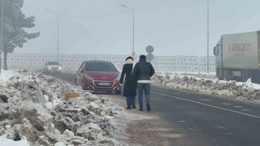 Diyarbakır’da gece ortaya çıkan sis, sabah da devam etti.