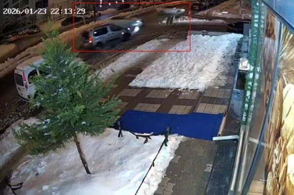 Diyarbakır’da 6 aracın karıştığı zincirleme kazada 3 kişi yaralandı, güvenlik kameraları anı kaydetti. Diyarbakır’da 6 aracın karıştığı zincirleme kazada 3 kişi yaralandı, güvenlik kameraları anı kaydetti.