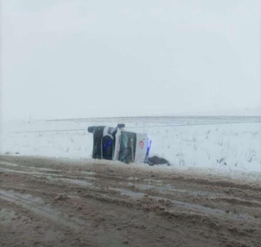 Bismil’de ambulans devrildi, 3 sağlık çalışanı yaralandı Bismil’de ambulans devrildi, 3 sağlık çalışanı yaralandı