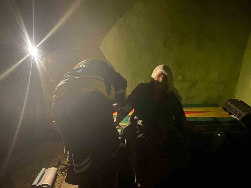 Diyarbakır’ın Hazro ilçesinde ekipler, kapalı köydeki yaşlı çifte ulaşarak sağlık kontrollerini yaptı.