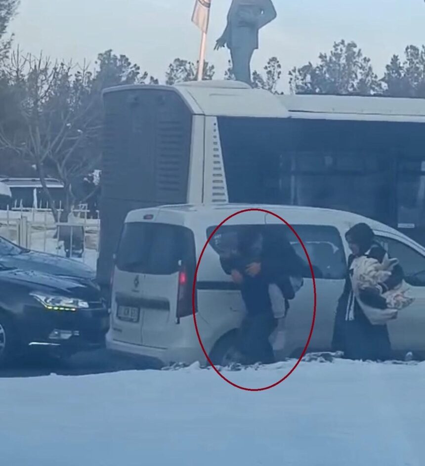 Diyarbakır’da hastasını taşıyan vatandaş, kar yağışı nedeniyle tıkanan yolda sırtında yürüdü.