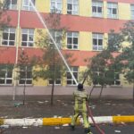 Diyarbakır’da boşaltılan ortaokulda yangın meydana geldi, itfaiye ekipleri zamanında müdahale etti.