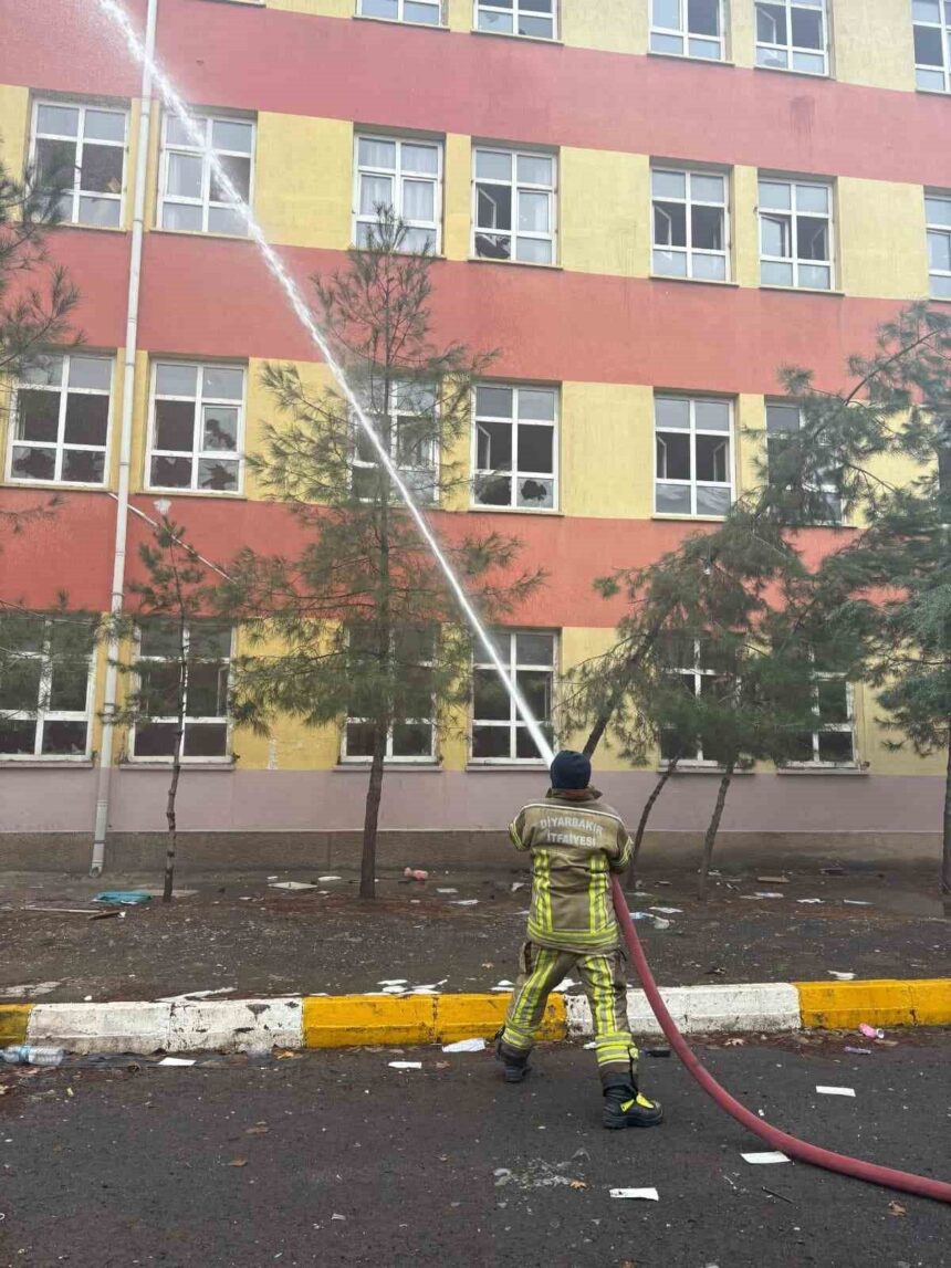 Diyarbakır’da boşaltılan ortaokulda yangın meydana geldi, itfaiye ekipleri zamanında müdahale etti. Diyarbakır’da boşaltılan ortaokulda yangın meydana geldi, itfaiye ekipleri zamanında müdahale etti.