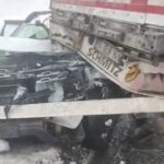 Diyarbakır’da kaygan yolda tır ve iki otomobil çarpıştı: 3 yaralı var.