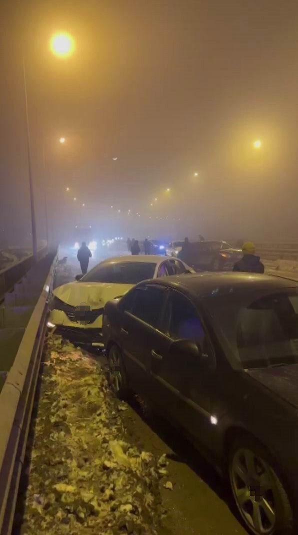 Diyarbakır’da buzlanma nedeniyle 7 aracın birbirine çarptığı trafik kazasında 4 kişi yaralandı. Diyarbakır’da buzlanma nedeniyle 7 aracın birbirine çarptığı trafik kazasında 4 kişi yaralandı.