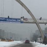 Diyarbakır’da üst geçitte kar topu attıkları iddia edilen 3 çocuğu darp eden kişi yakalandı.