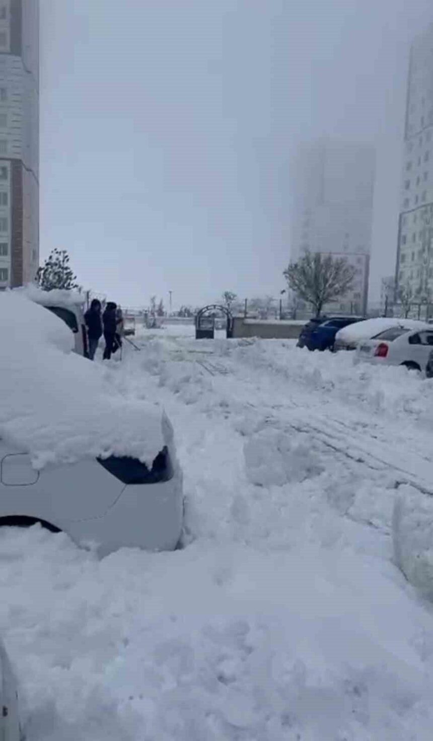 Diyarbakır Üçkuyu TOKİ konutlarında yoğun kar yağışı, yaşamı olumsuz etkiliyor ve ulaşımda aksaklıklar meydana getiriyor.