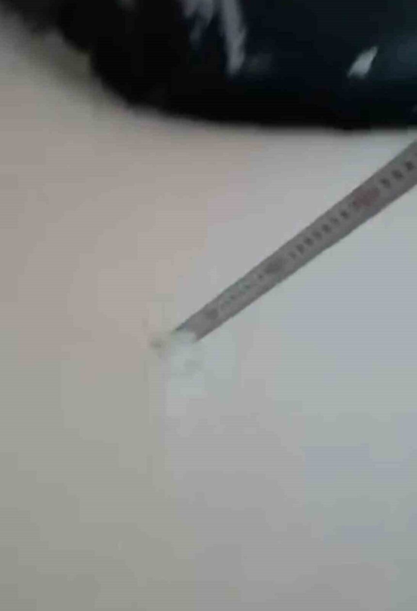 Diyarbakır’da kar kalınlıklarını merak edenler ölçüm yaptı, merkezde 40, ilçede 31 santim çıktı.