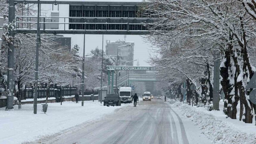 Diyarbakır’da kar yağışı etkili olmaya devam ederken bazı uçak seferleri iptal edildi. Diyarbakır’da kar yağışı etkili olmaya devam ederken bazı uçak seferleri iptal edildi.