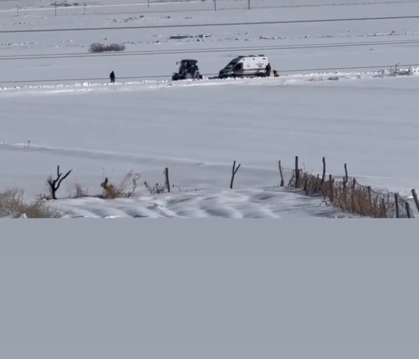Çermik’te hasta nakline giden ambulans, köylülerin traktör yardımıyla kurtarıldı.