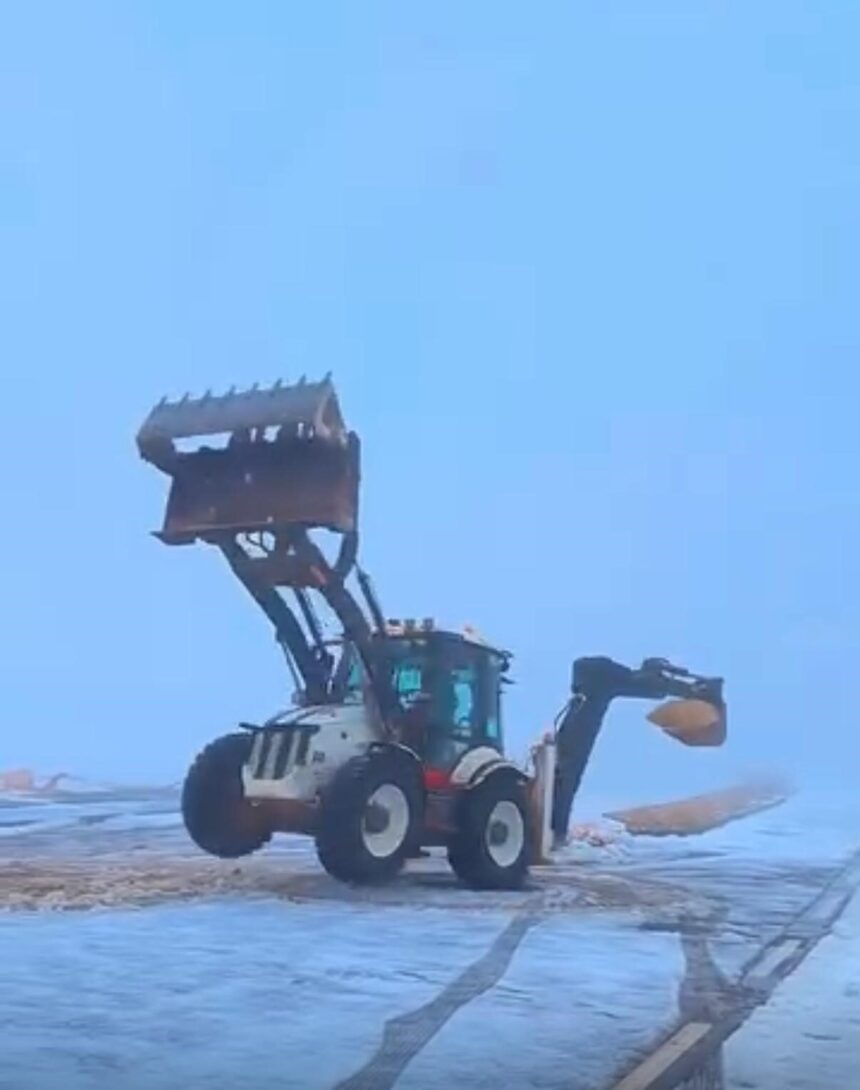Diyarbakır’da kepçe operatörü, kar üstünde drift yaparak o anları kaydetti.