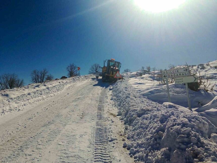 Diyarbakır’da Kar Temizliğiyle 10 İlçede 1.927 Kilometre Yol Ulaşıma Açıldı Diyarbakır’da Kar Temizliğiyle 10 İlçede 1.927 Kilometre Yol Ulaşıma Açıldı
