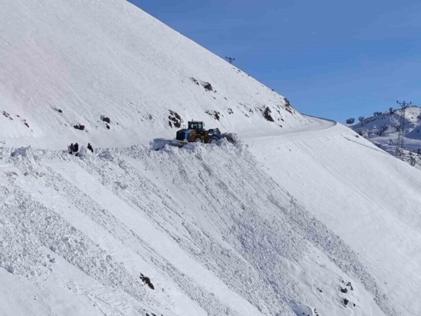 Diyarbakır Büyükşehir Belediyesi, 17 ilçede toplam 2 bin 622,7 kilometre yolu yeniden ulaşıma kazandırdı.