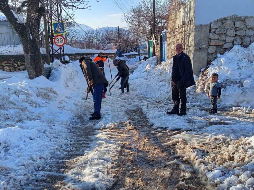 Diyarbakır’ın Çermik ilçesinde, Kuyu Mahallesi sakinleri yollarını kendi imkanlarıyla açtı. Diyarbakır’ın Çermik ilçesinde, Kuyu Mahallesi sakinleri yollarını kendi imkanlarıyla açtı.