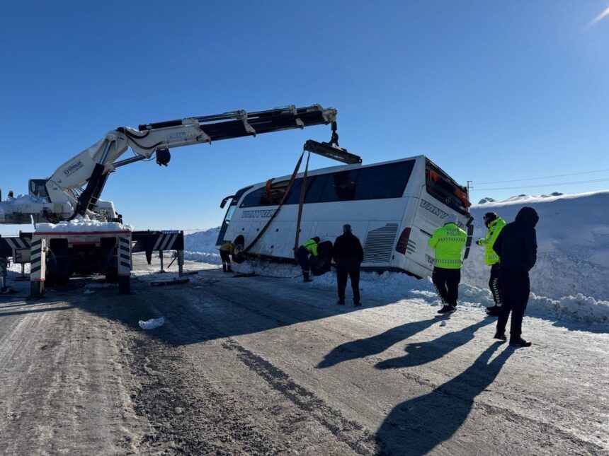 Diyarbakır’da yolcu otobüsü devrildi, 6 kişi yaralandı.