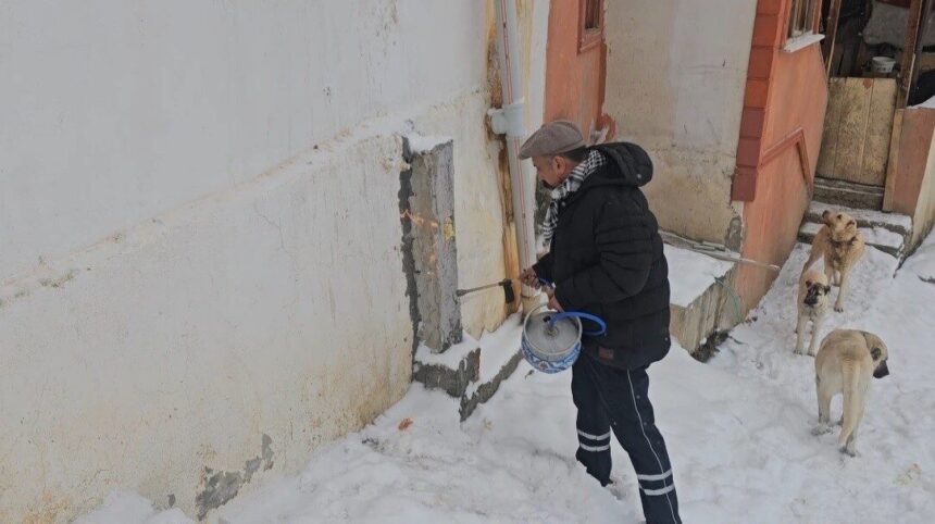 Doğu Anadolu Bölgesi’nde Sibirya soğukları yaşamı etkiliyor, Hakkari’de sıcaklık eksi 32,7 dereceye düştü. Doğu Anadolu Bölgesi’nde Sibirya soğukları yaşamı etkiliyor, Hakkari’de sıcaklık eksi 32,7 dereceye düştü.