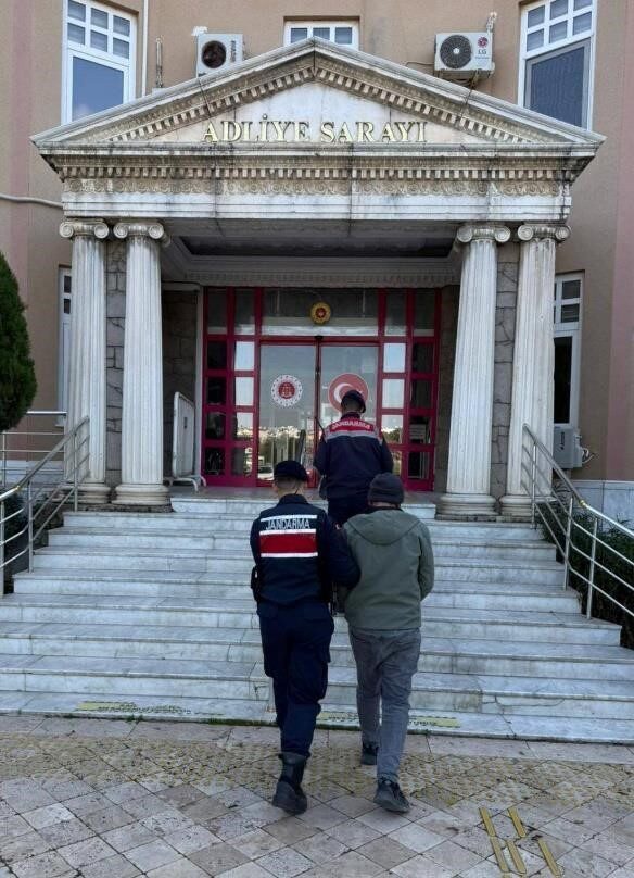 Didim’de dolandırıcılıktan aranan şahıs yakalandı. Didim’de dolandırıcılıktan aranan şahıs yakalandı.