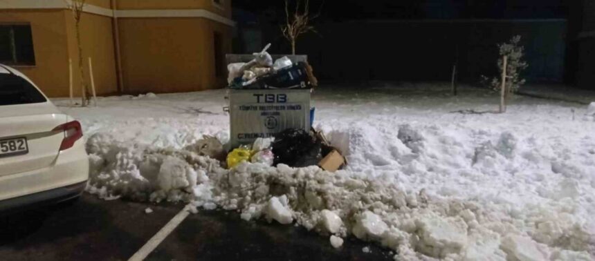 Gölbaşı’nda günlerdir toplanmayan çöpler, mahalle sakinlerini rahatsız ediyor.