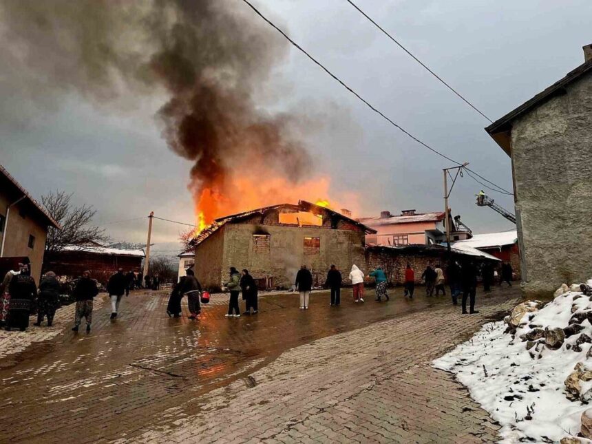 Domaniç’teki ahır yangını, sabah saatlerinde paniğe yol açtı