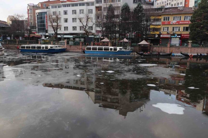 Eskişehir’de Dondurucu Soğukların Ardından Porsuk Çayı’nda Buz Tabakası Erimeye Başladı
