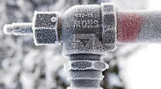 Erzincan’da soğuk havalar su tesisatını tehdit ediyor: Uzmanlar dikkatli olunması gerektiğini vurguladı.