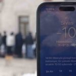 Sivas’ta Cuma namazı camiye sığmayan cemaat, dondurucu soğuğa rağmen açık alanda kıldı.