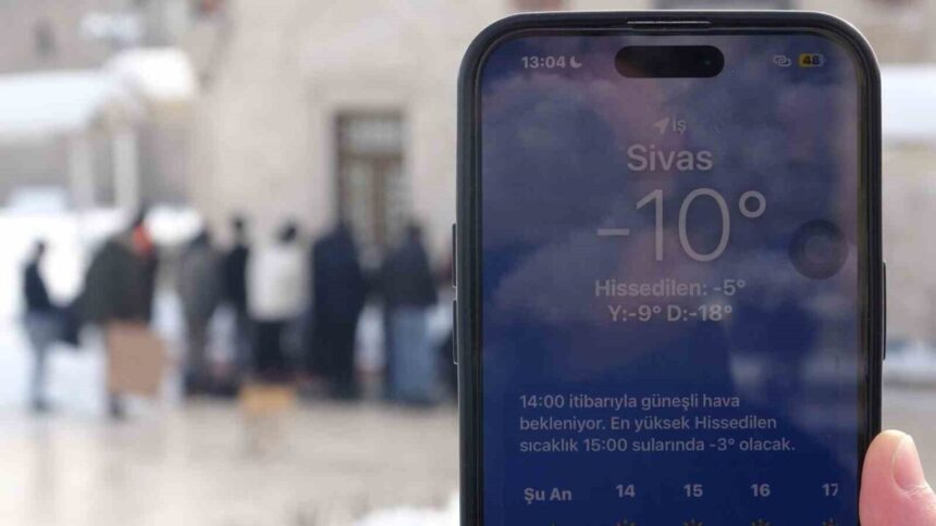 Sivas’ta Cuma namazı camiye sığmayan cemaat, dondurucu soğuğa rağmen açık alanda kıldı.