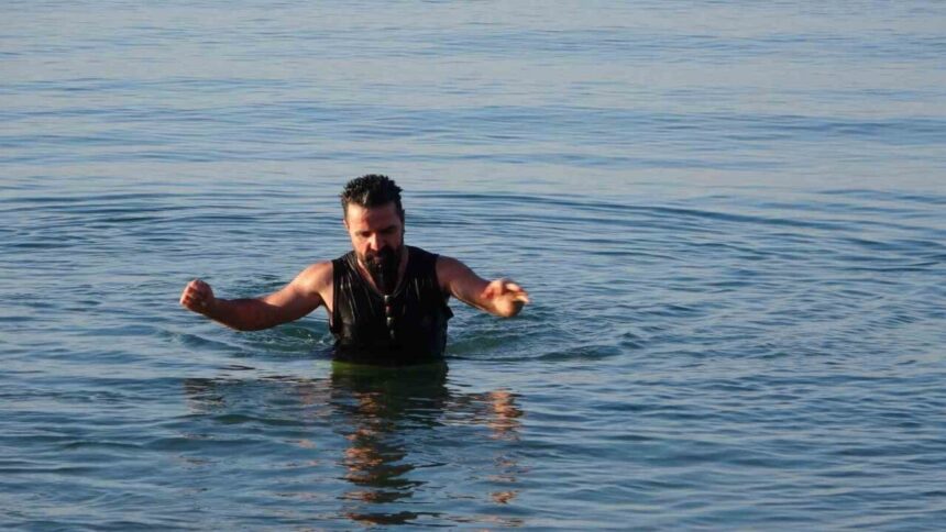 Eksi 9 derecede Van Gölü’nde yüzdüler, kar üstünde güneşlendiler