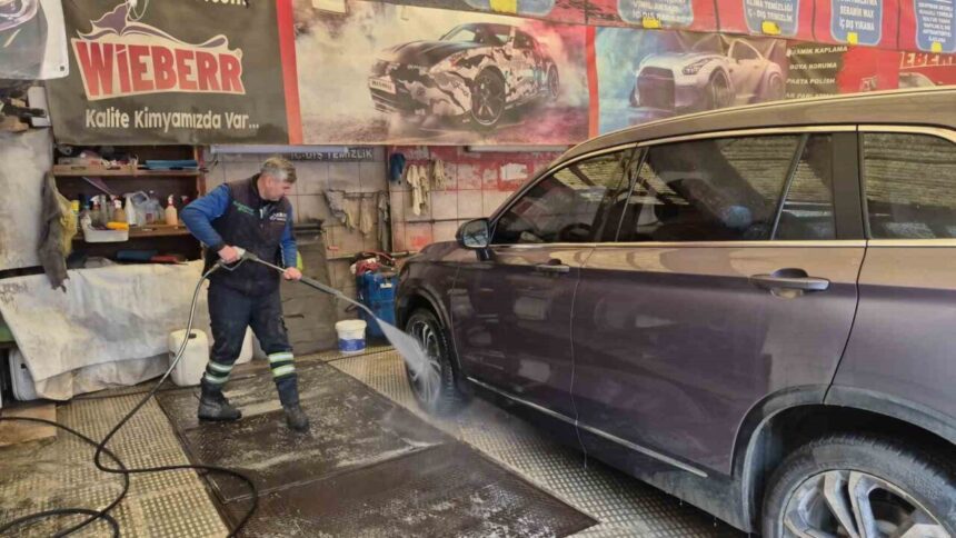 Kış koşulları oto yıkama esnafını zorluyor, tuz kalıntılarına karşı araç sahiplerine uyarılarda bulunuyor. Kış koşulları oto yıkama esnafını zorluyor, tuz kalıntılarına karşı araç sahiplerine uyarılarda bulunuyor.