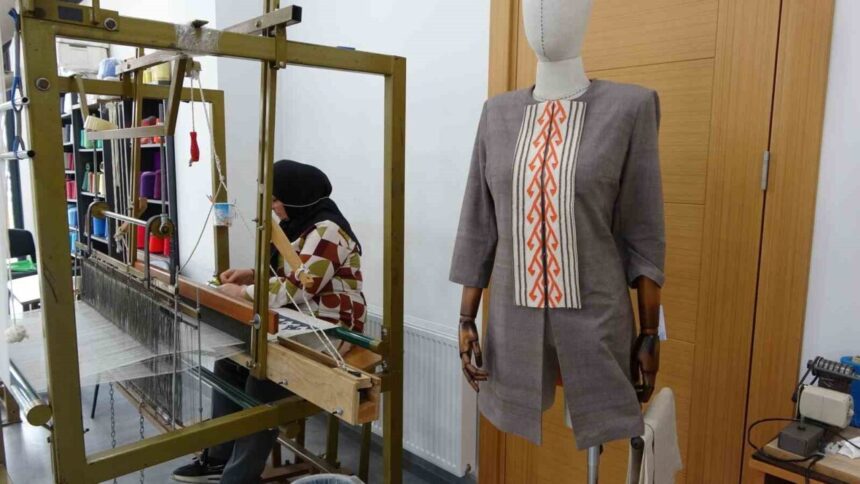 Trabzon’da doğal ipliklerle dokunan organik kumaşlar, ‘Eli belinde’ motifiyle kültürel mirası yaşatıyor. Trabzon’da doğal ipliklerle dokunan organik kumaşlar, ‘Eli belinde’ motifiyle kültürel mirası yaşatıyor.