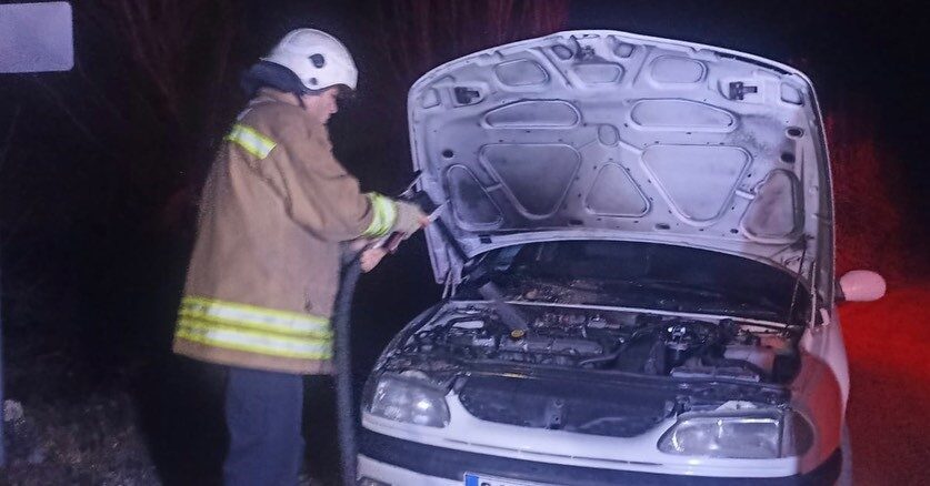 Hatay’da seyir halindeki aracın motor kısmında yangın çıktı, itfaiye ekipleri söndürdü.