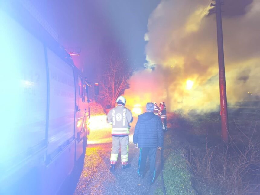 Hatay’da hareket halindeki araç alev alarak yanarak kullanılmaz hale geldi.