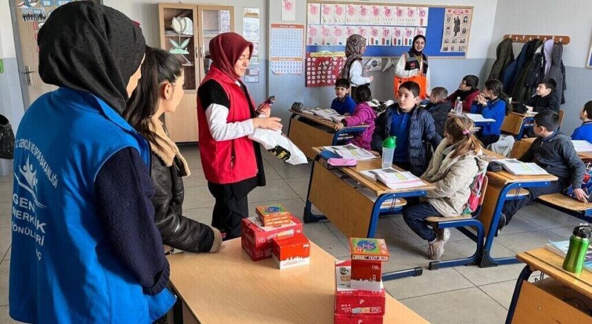 Dumlupınar Üniversitesi, Gediz’deki okullarda Tutum, Yatırım ve Türk Malları Haftası etkinliği düzenledi.