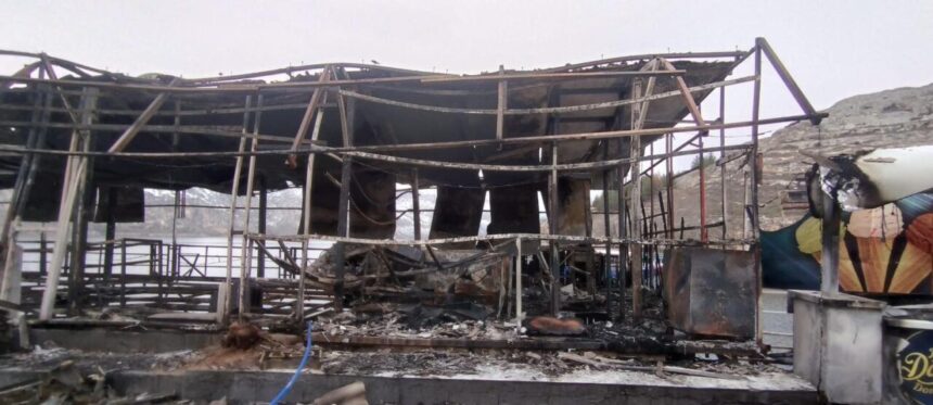 Halfeti’deki duba restoran gece yarısı yeniden yandı, itfaiye yangına müdahale etti. Halfeti’deki duba restoran gece yarısı yeniden yandı, itfaiye yangına müdahale etti.