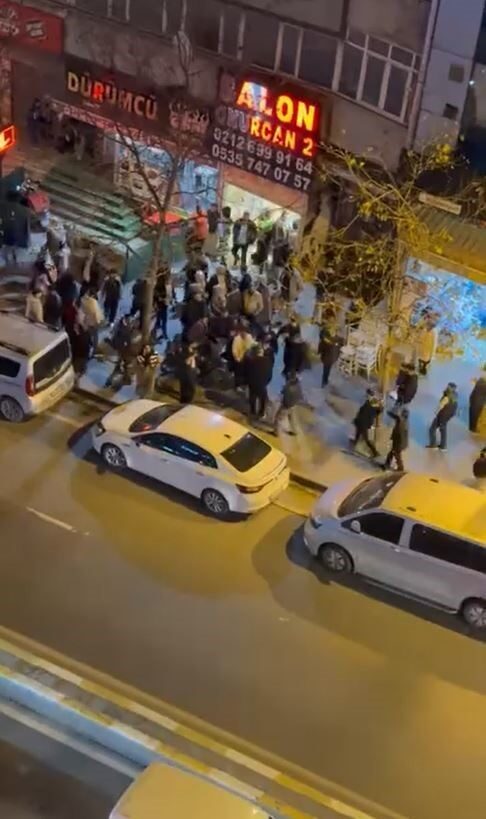 Esenyurt’ta düğün salonundaki tartışma sokağa taşındı, kavga cep telefonuyla kaydedildi.