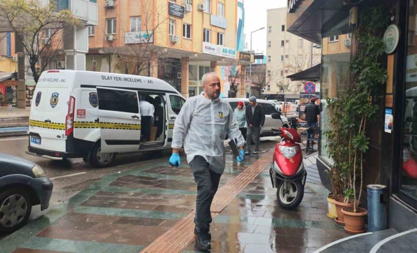 Antalya’da otele girdikten sonra ölü bulunan 30 yaşındaki kişinin avucunda şırınga bulundu. Antalya’da otele girdikten sonra ölü bulunan 30 yaşındaki kişinin avucunda şırınga bulundu.