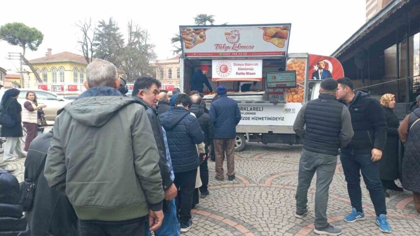 Trakya Gümrük ve Dış Ticaret Bölge Müdürlüğü, Dünya Gümrük Günü için Eski Camii önünde lokma dağıttı. Trakya Gümrük ve Dış Ticaret Bölge Müdürlüğü, Dünya Gümrük Günü için Eski Camii önünde lokma dağıttı.
