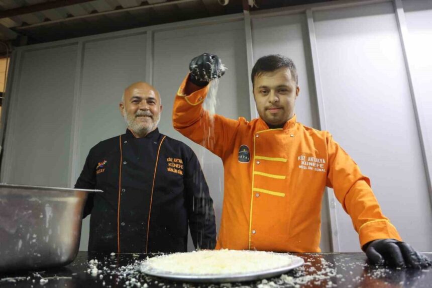 HATAY (İHA) – Hatay’da down sendromlu Mehmet Doğru, 6 ay önce çırak olarak girdiği künefecide ustası Müslüm Günal’ın yardımıyla Antakya künefesi yapmayı öğrendi.