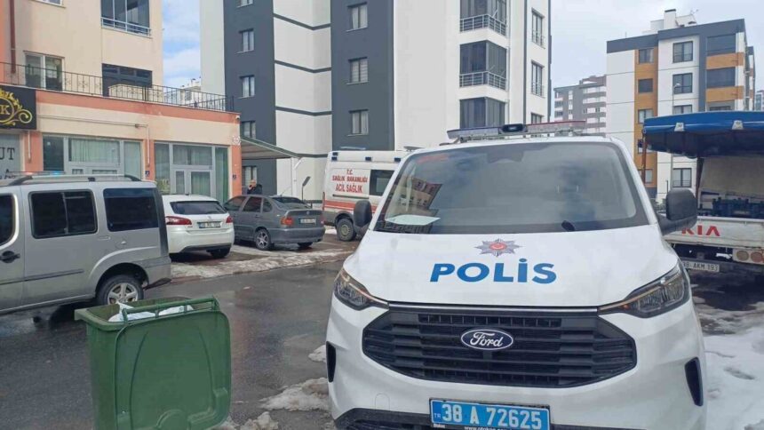 Kayseri Melikgazi’de duş sonrası fenalaşan 17 yaşındaki genç yaşamını yitirdi. Kayseri Melikgazi’de duş sonrası fenalaşan 17 yaşındaki genç yaşamını yitirdi.
