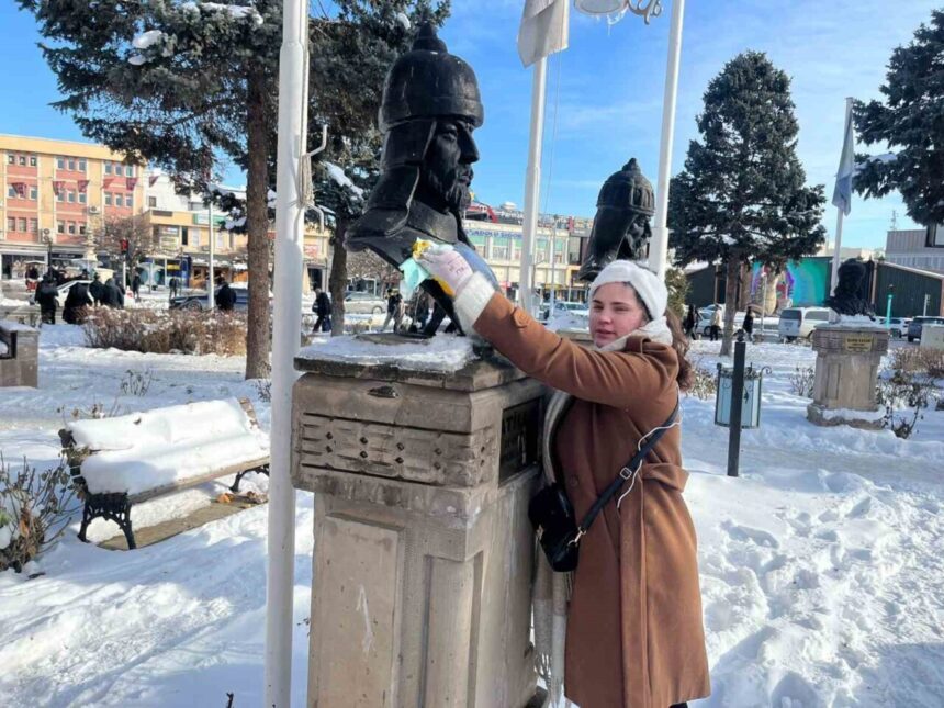 Erzincan’da üniversite öğrencisi Başak Çetin, büstleri temizleyerek takdir topladı. Erzincan’da üniversite öğrencisi Başak Çetin, büstleri temizleyerek takdir topladı.
